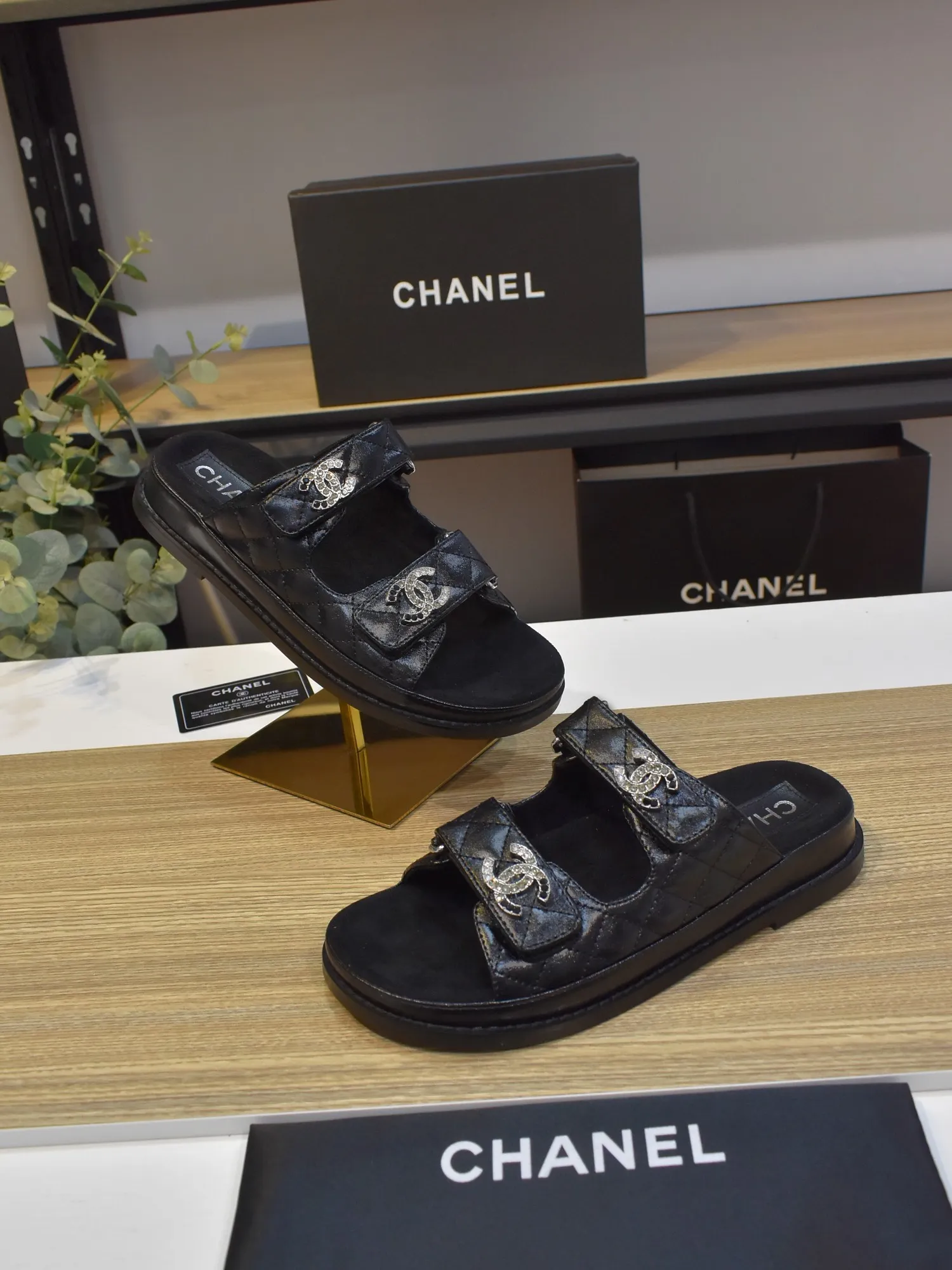 👟👟Ex-factory price 480👟👟 𝑐ℎ𝒶𝓃𝓮𝓁 2025 early spring double pearl latest season new Velcro slippers ————————————❤ European purchasing agent & fragrance grandma’s new fashion latest layout 🔛 Small fragrance sandals that exude lasting charm ~ original development supports any comparison in the market 🆚The so-called smooth and natural lines To restore the original look, many celebrities have recommended it as one of the must-have items for spring. It is super comfortable on the feet! [Top version] ⚫ Size: 35-41 (41-42 customized, non-returnable)